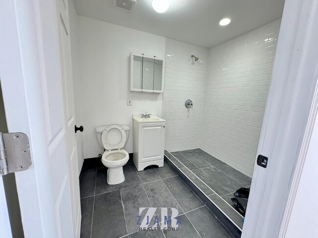 Building Photo - 385 Troutman St