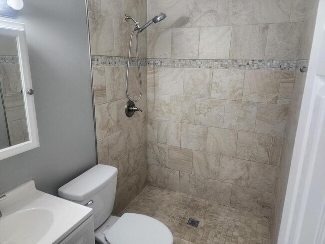 Building Photo - 522 E 5th St