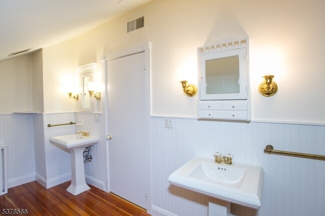 Building Photo - 67 Ferry St