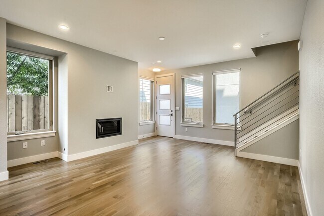 Building Photo - 3 bedroom / 3.5 bath Townhome + 2 Large Flex Spaces & Spacious Roof Top Deck!