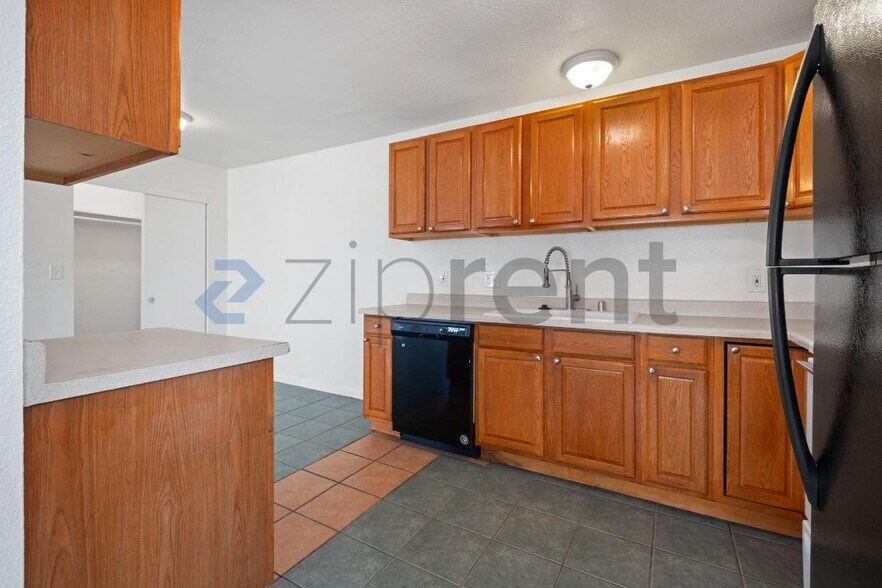 Building Photo - 417 1st St