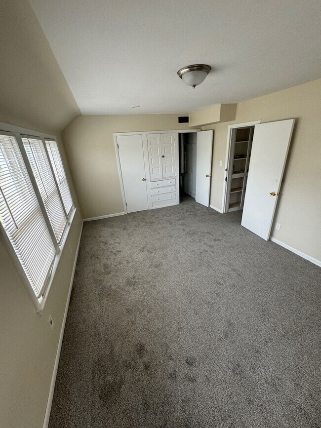 Building Photo - Charming 3-Bedroom Property in Prime Location