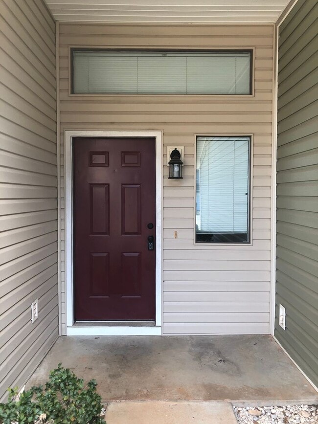 Building Photo - Rolling Acres - End Unit!  CARPET/LVP. WAS...