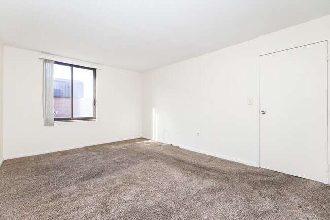 Building Photo - 404 Paradise Rd