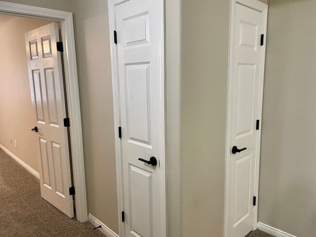 Building Photo - BEAUTIFUL SINGLE STORY HOME IN GATED COMMUNITY OF STALLION MOUNTAIN