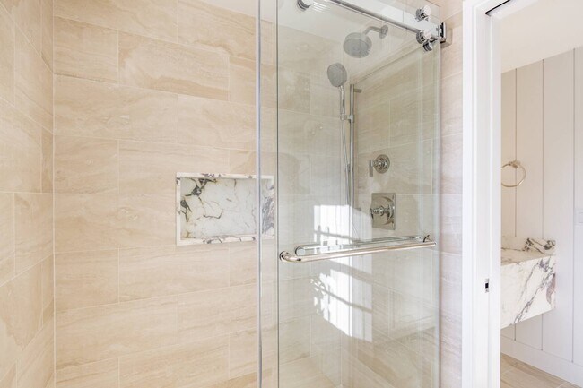 Building Photo - 136 Further Ln