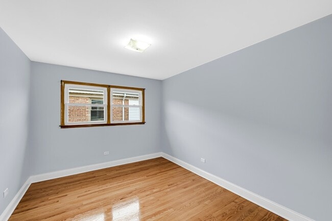 Building Photo - 5740 N Lowell Ave