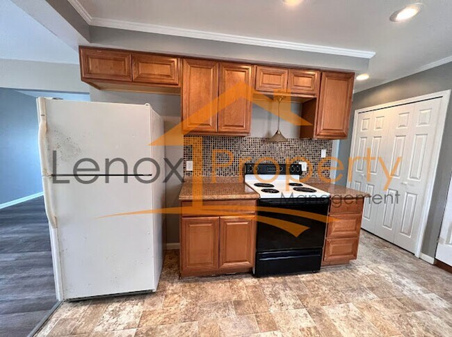 Building Photo - 3 Bedroom Home In Westland $300 off First Month Rent