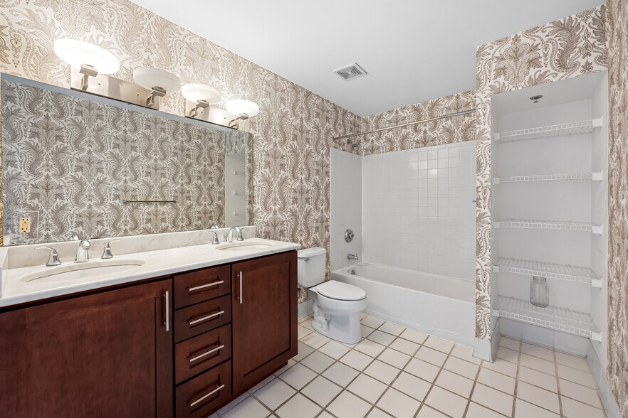 Building Photo - 2702 Lighthouse Pt E