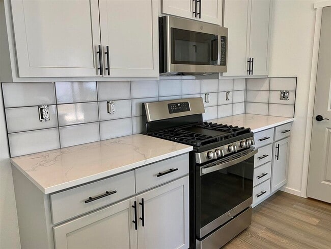 Building Photo - Beautiful 3 Bed, 2 Bath House in Airway He...