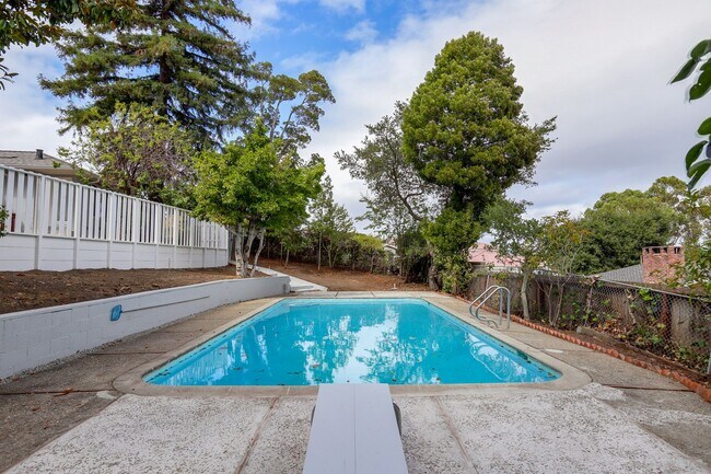 Building Photo - 3 Bed / 3 Bath + Bonus room pet friendly M...