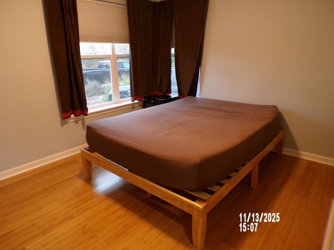 Building Photo - Charming house close to parks