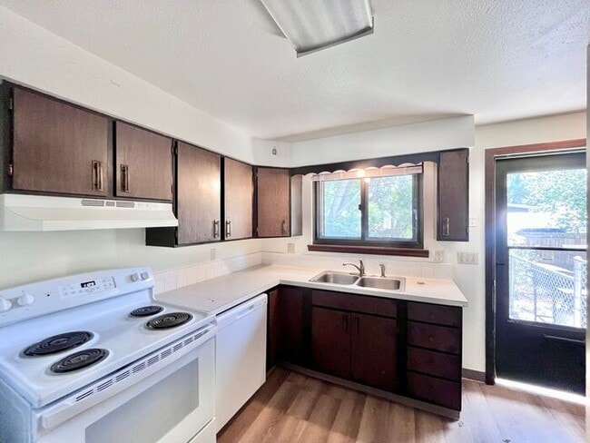 Building Photo - 2 Bedroom/2 Bath Spacious Brick Ranch Styl...