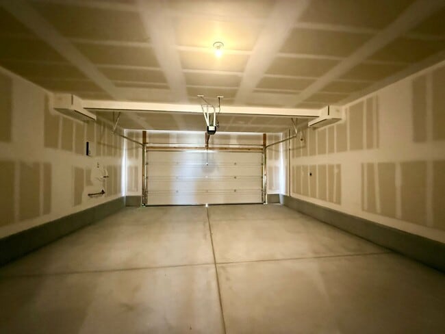 Building Photo - BRAND NEW 3 BED 2.5 BATH 2 CAR GARAGE TOWNHOUSE W/ LOFT IN CADENCE COMMUNITY