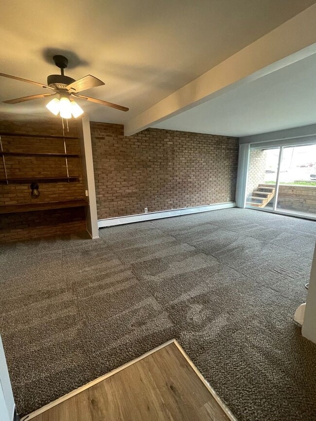 Building Photo - Two Bedroom Apartment Available for Rent!