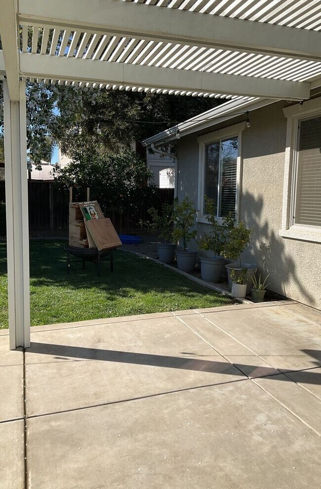 Building Photo - Rare single-story 4-bedroom Brentwood rental opportunity! Ideal California Orchard location!