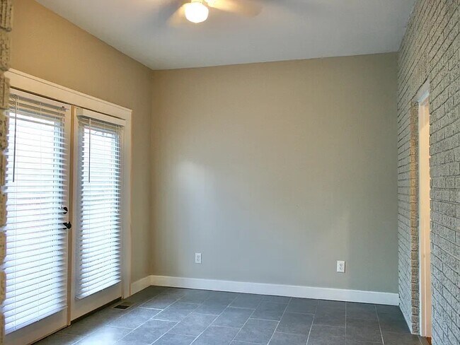 Building Photo - 727 Maupas Ave