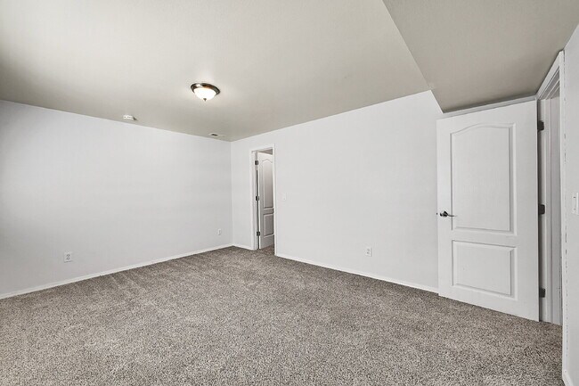 Building Photo - $2,995, 4 bed, 3.5 bath, located in Monume...