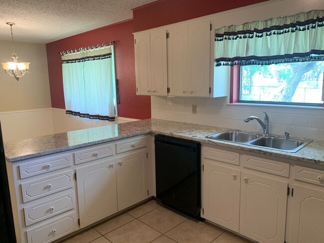 Building Photo - Cozy and Quaint 2 bedroom 2 bath with bonu...