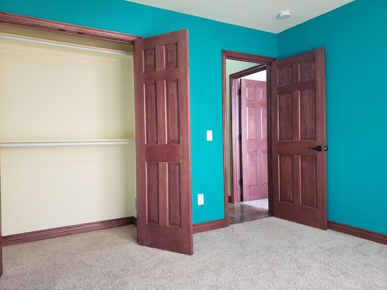 Building Photo - 329 Madison Pl Dr