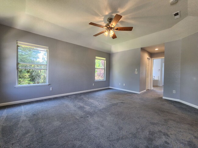 Building Photo - Spacious 4 Bed / 3 Bath Windsor Home