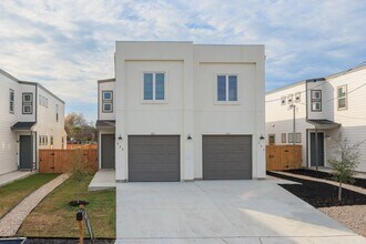 Building Photo - Spacious and Modern Duplex!