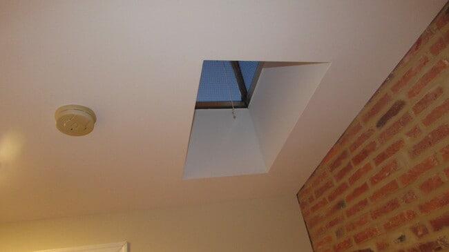 Building Photo - Amazing Rehab Townhome with Deck