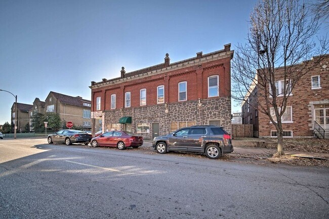 Building Photo - Surprisingly Spacious Apartment with ALL u...