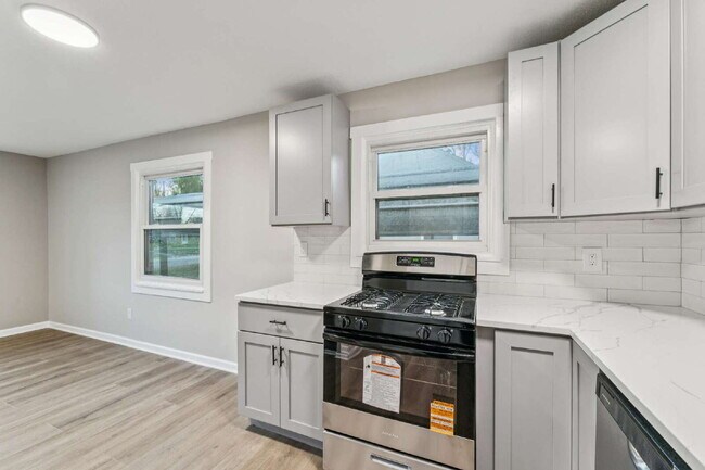 Building Photo - Beautifully renovated 5-bedroom, 2 full bath home ready for move-in!  1st month's rent is FREE!*