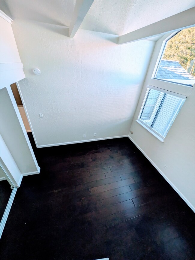 Building Photo - Spacious and Welcoming Townhome