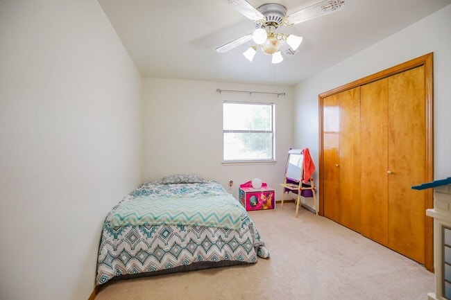 Building Photo - Spacious 3 Bedroom 2 bath with Solar Panels