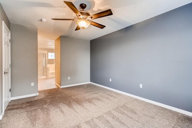 Building Photo - Gorgeous 5 Bed/4 Bath Townhome with Fully Finished Custom Basement! Cherry Creek Schools!