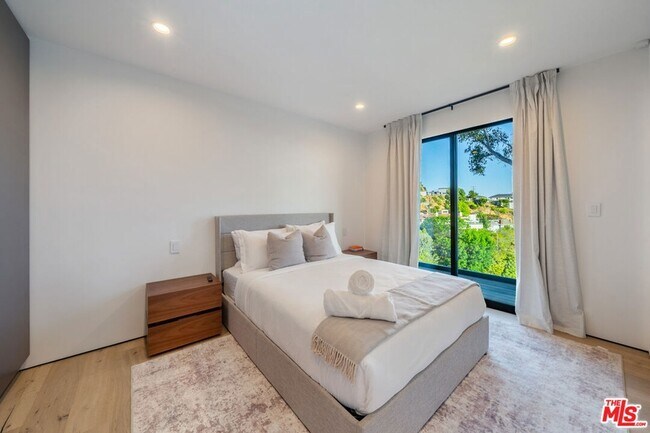 Building Photo - 8800 Hollywood Blvd