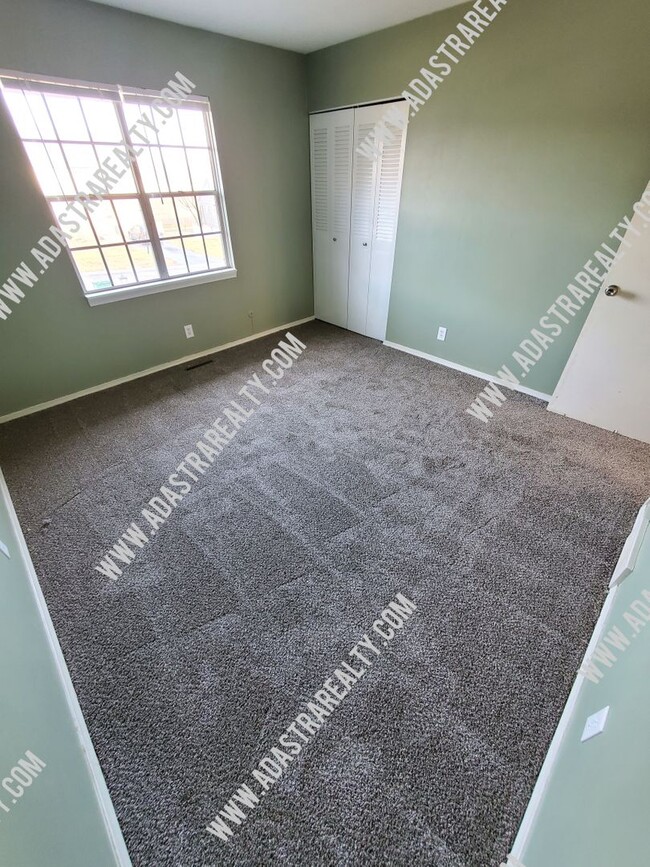 Building Photo - Updated 2 Bed 1 Bath Overland Park Duplex-...