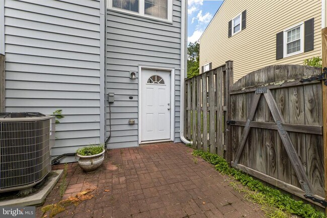 Building Photo - 124 Barnsfield Ct
