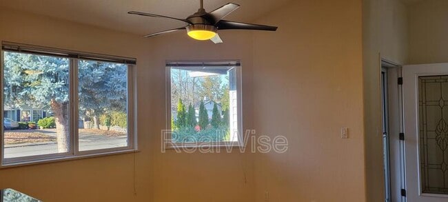 Building Photo - 1267 SW Ironwood Dr