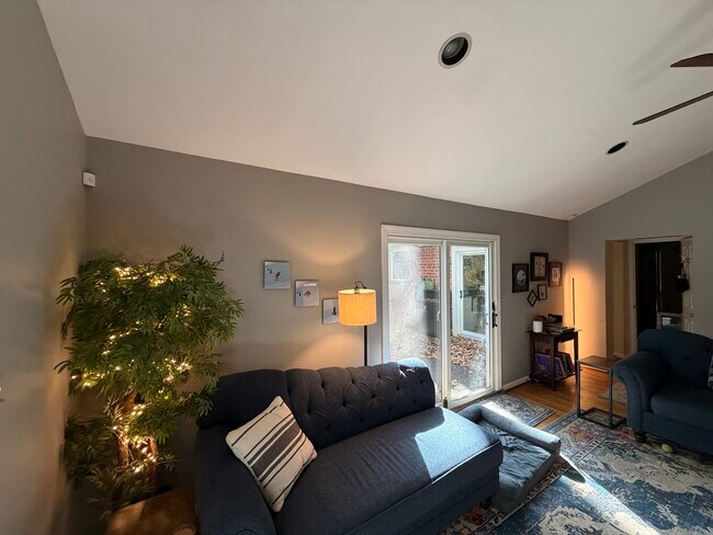 Building Photo - 6460 Eppard St