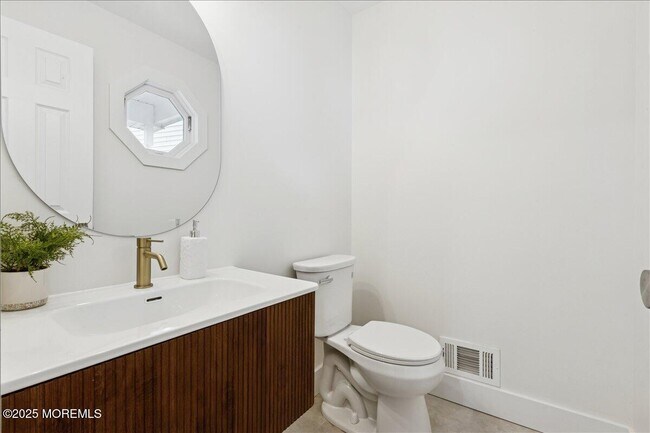 Building Photo - 18 Oak Knl Dr