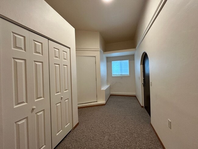 Building Photo - 1 bed 1 bath Duplex in South Hamilton with Large Shop