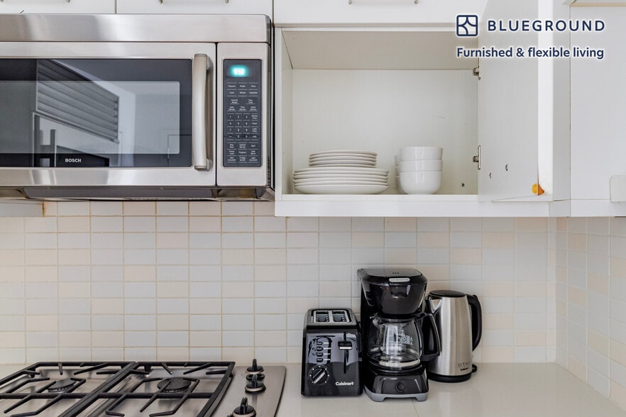 Building Photo - 635 W 42nd St