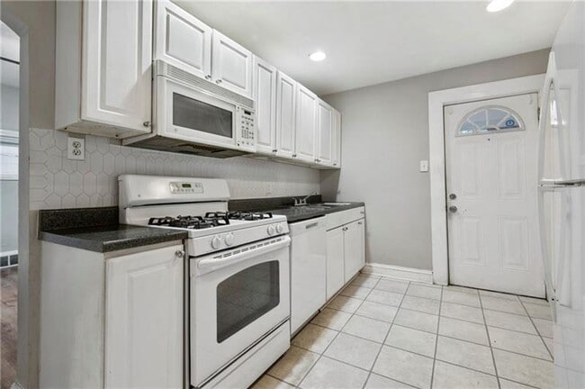 Building Photo - Charming 2-Bedroom Home with Tall Ceilings & Backyard Deck in Coraopolis