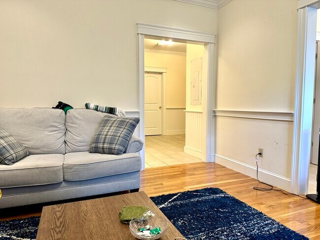 Building Photo - 27 Glenville Ave