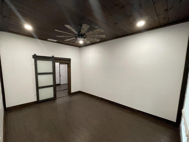 Building Photo - 112 Yates St