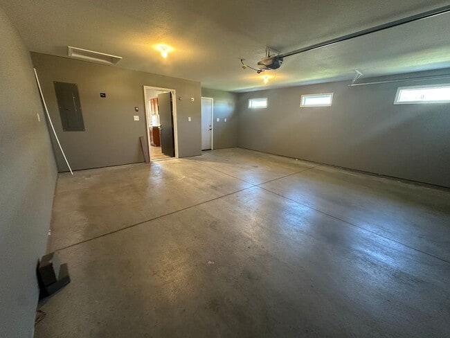 Building Photo - Beautiful 4-Bedroom; 2 bath Home for Rent Near Lake Shawnee