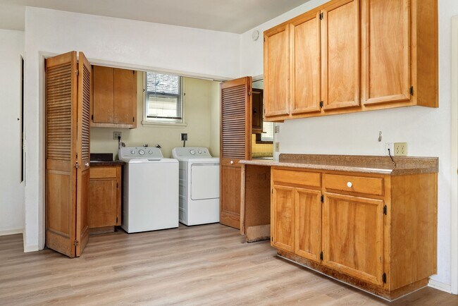 Building Photo - 5 Bedroom 2 Bathroom House - AVAILABLE JULY 2026 - MAY 2027