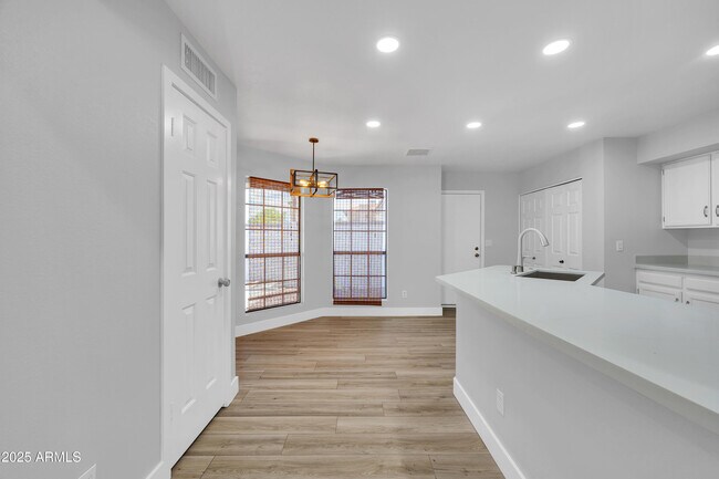 Building Photo - 5302 W Cheryl Dr
