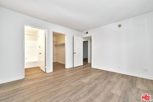 Building Photo - 326 S Manhattan Pl