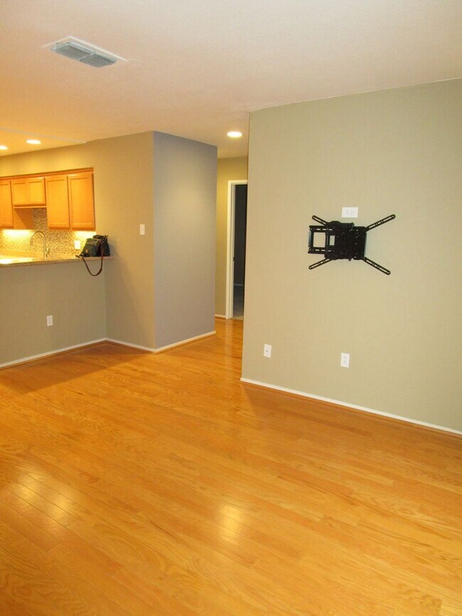 Building Photo - Gated Raintree Terrace Condo!