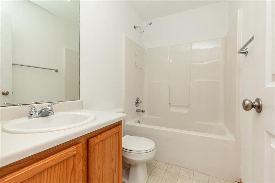 Building Photo - 1012 NE Kamies Ln