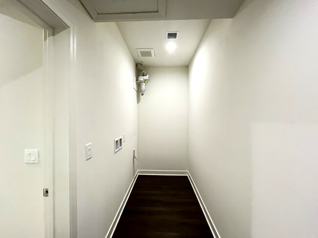 Building Photo - 4 Bed, 4.5 Bath Located in Hawthorne, CA